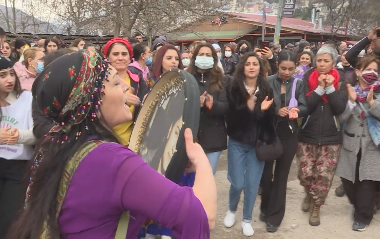 Li Dêrsimê jinan bi def û zirnê roja xwe pîroz kirin