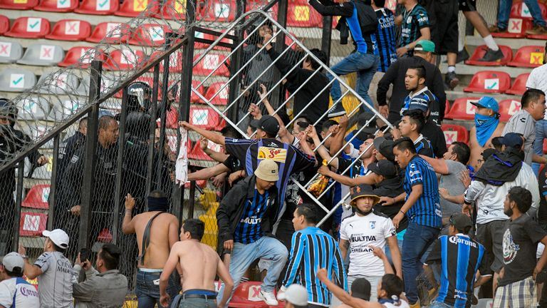 ڤیدیۆ؛ بەهۆی شەڕ و ئاژاوەوە 10 هاندەر دەستگیرکران و چەند بەرپرسێک دوورخرانەوە