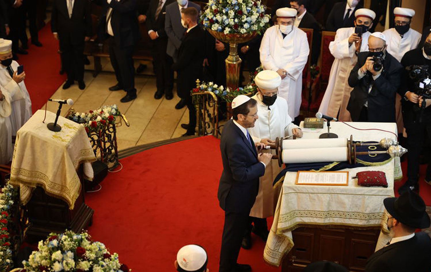 İsrail Cumhurbaşkanı Herzog İstanbul’da Yahudi cemaati üyeleri ile bir araya geldi