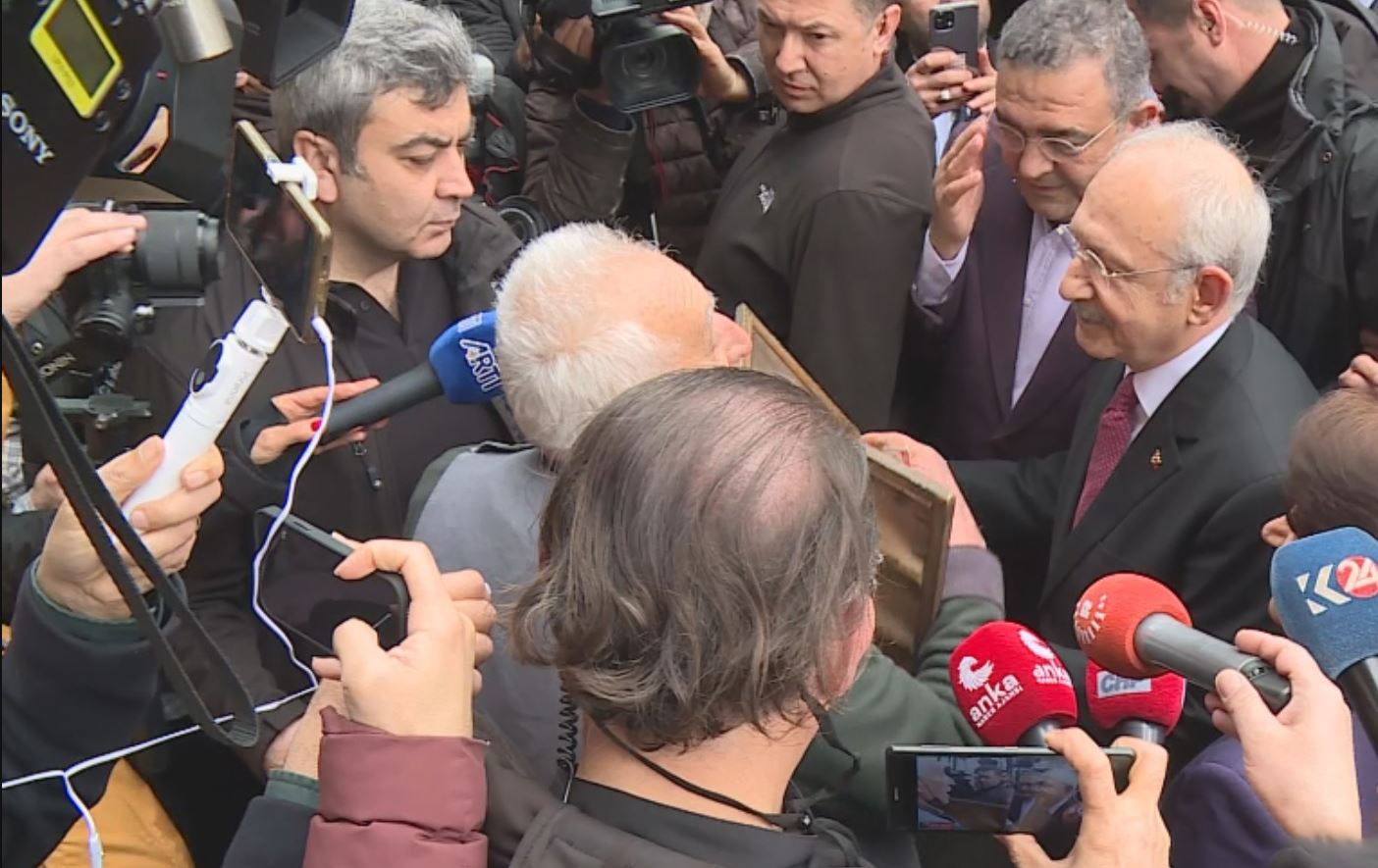 سەرۆکی جەهەپە لە ئامەد گوێ لە گۆرانی کوردی دەگرێت