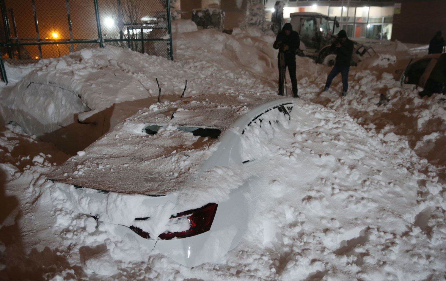 Bitlis'te öğretmenevine çığ düştü