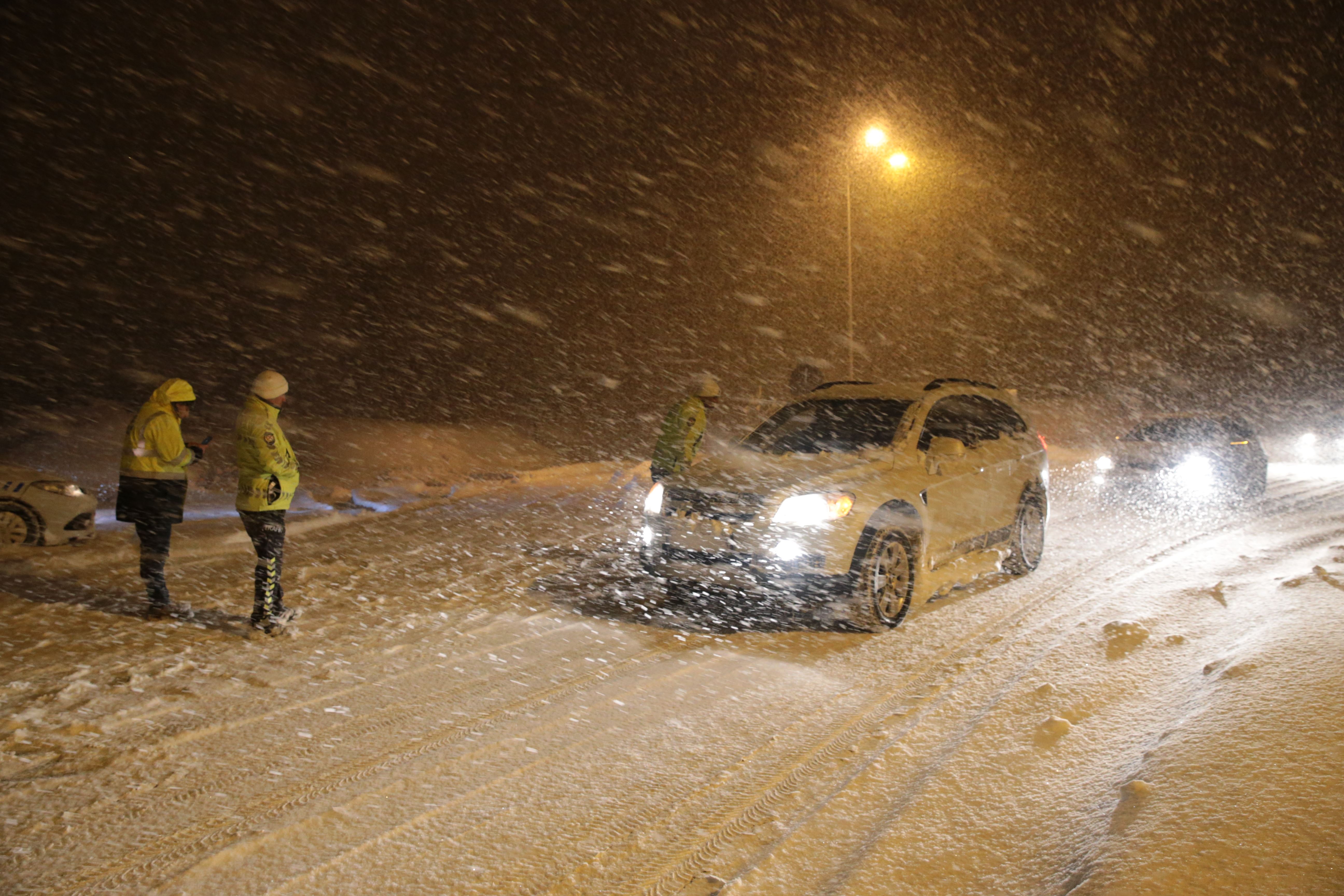 بەفربارین لە ئیستەنبووڵ زیاتر لە 400 گەشتی ئاسمانی رادەگرێت