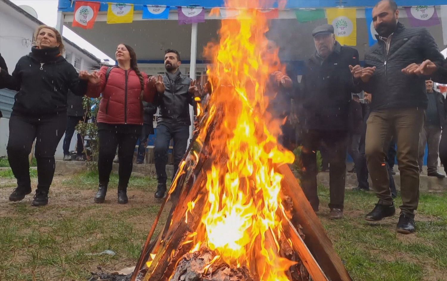 Yekemîn agirê Newrozê li Amedê hat pêxistin