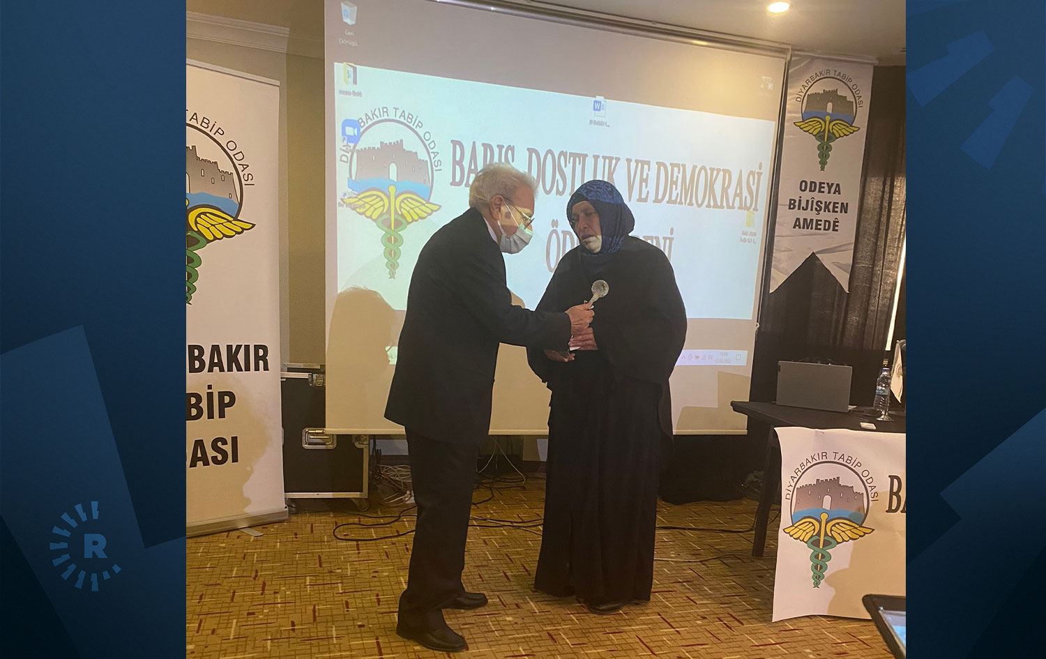 Diyarbakır Tabip Odası, ‘Barış, Dostluk ve Demokrasi Ödülü’nü Emine Şenyaşar’a verdi