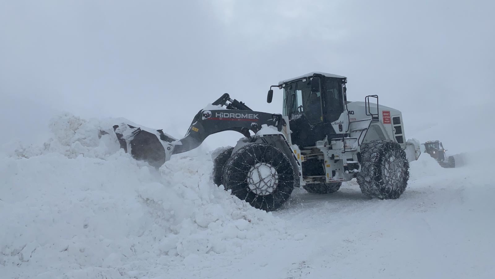 Bölgede 4 kentte 1044 köy ve mezranın yolu kapandı