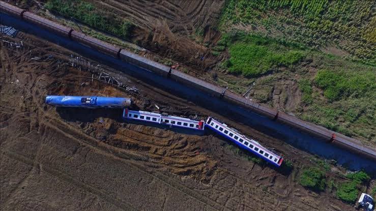 Kaçak yolcu taşıyan tren kaza yaptı: 75 ölü