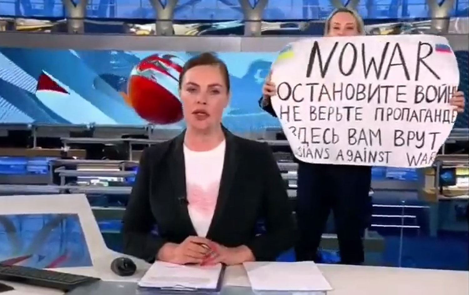 Rus televizyonunda ‘savaşa hayır’ pankartı açıldı