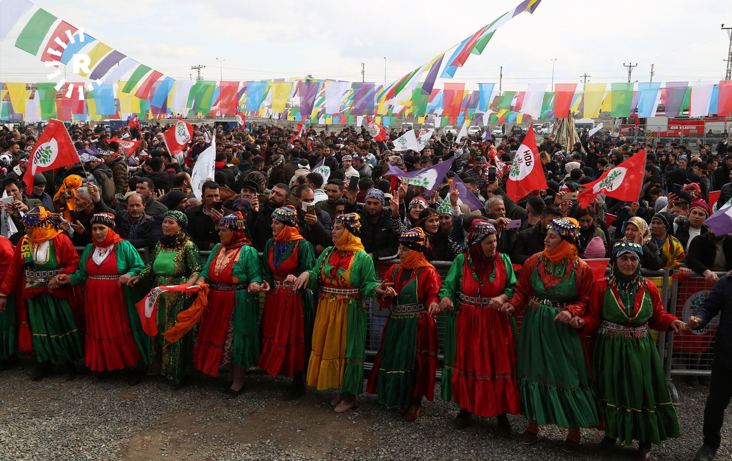 Onlarca merkezde Newroz ateşi yakıldı, kutlamalar yapıldı
