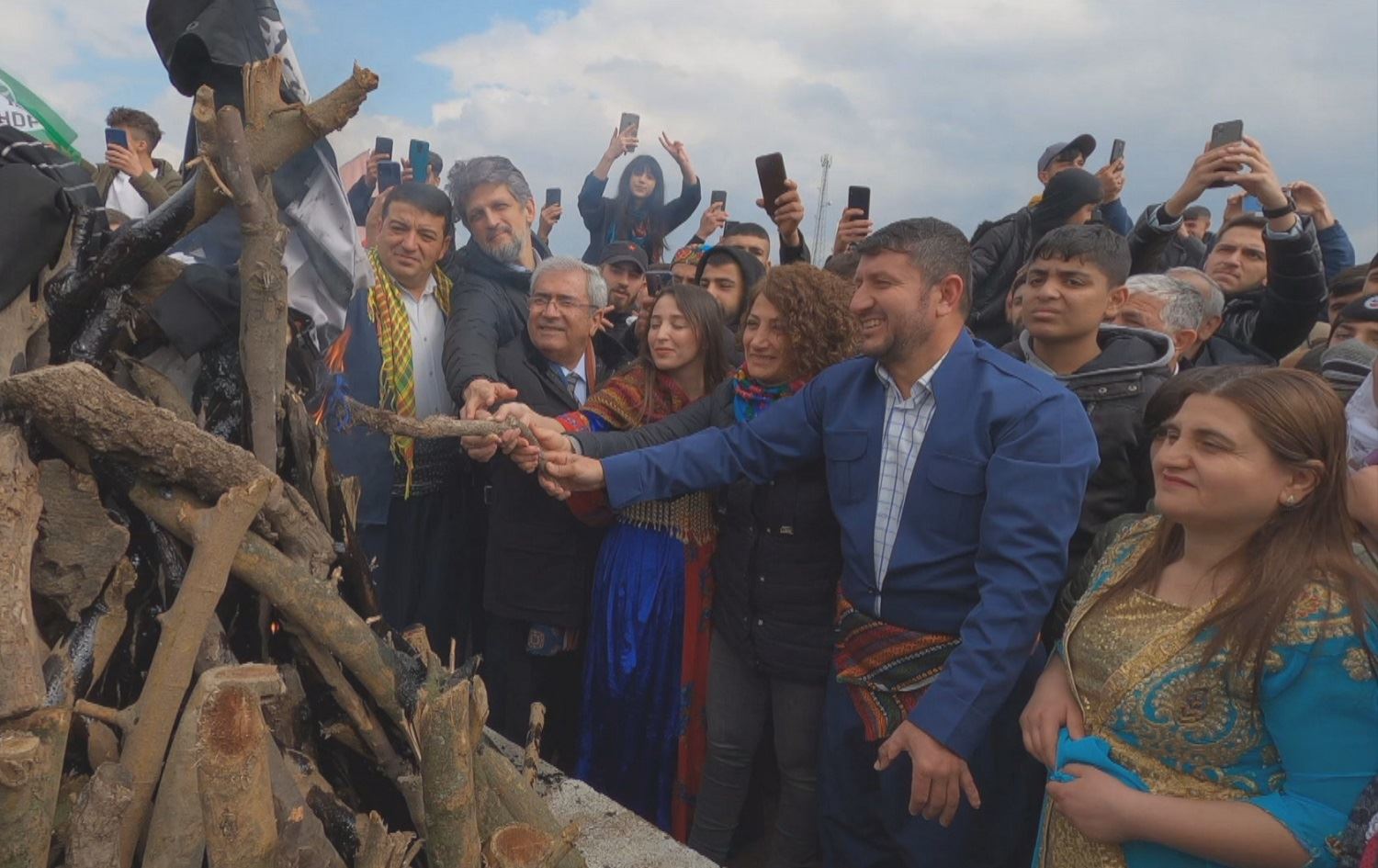 Li Bismilê agirê Newrozê bi peroşoke mezin hat pêxistin