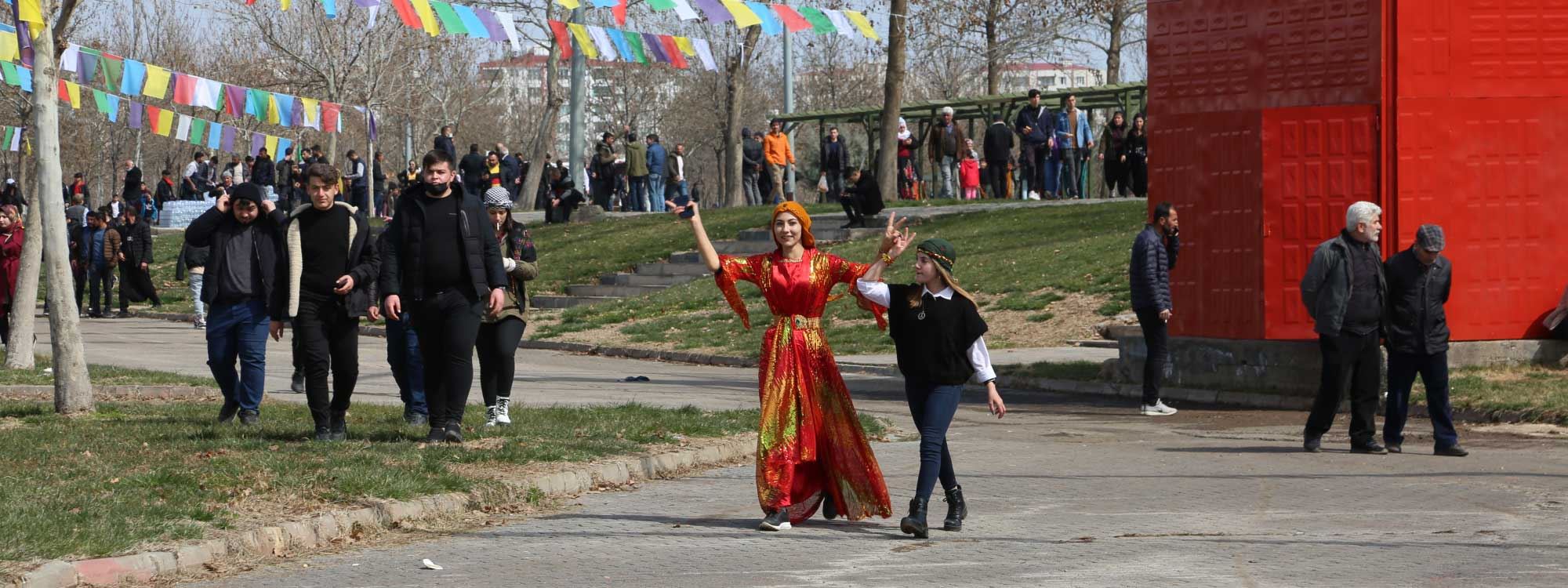 Foto Galeri: Diyarbakır'da kitlenin Newroz alanına gelişi