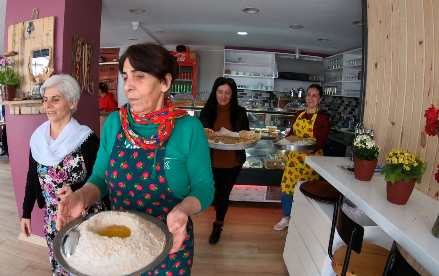 Kadınlar kurdukları kafe ile yoksullara yardım ediyor