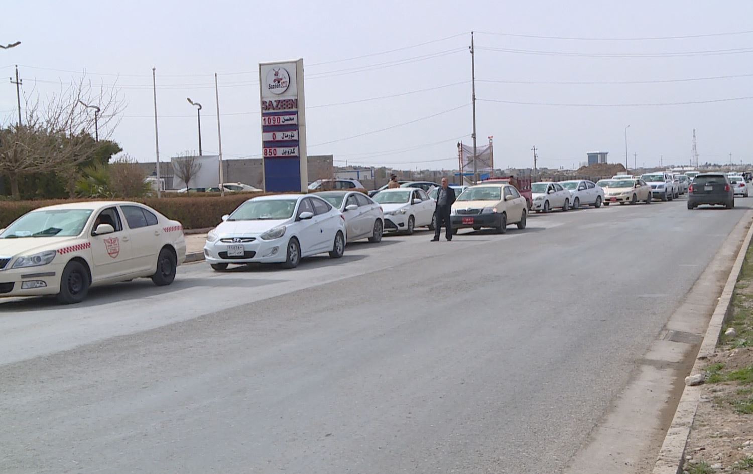 شۆفێرێکی تەکسی: سێجار بە دەوری بەنزینخانەکەدا سوڕاومەتەوە، هێشتا نۆرەم نەهاتووە