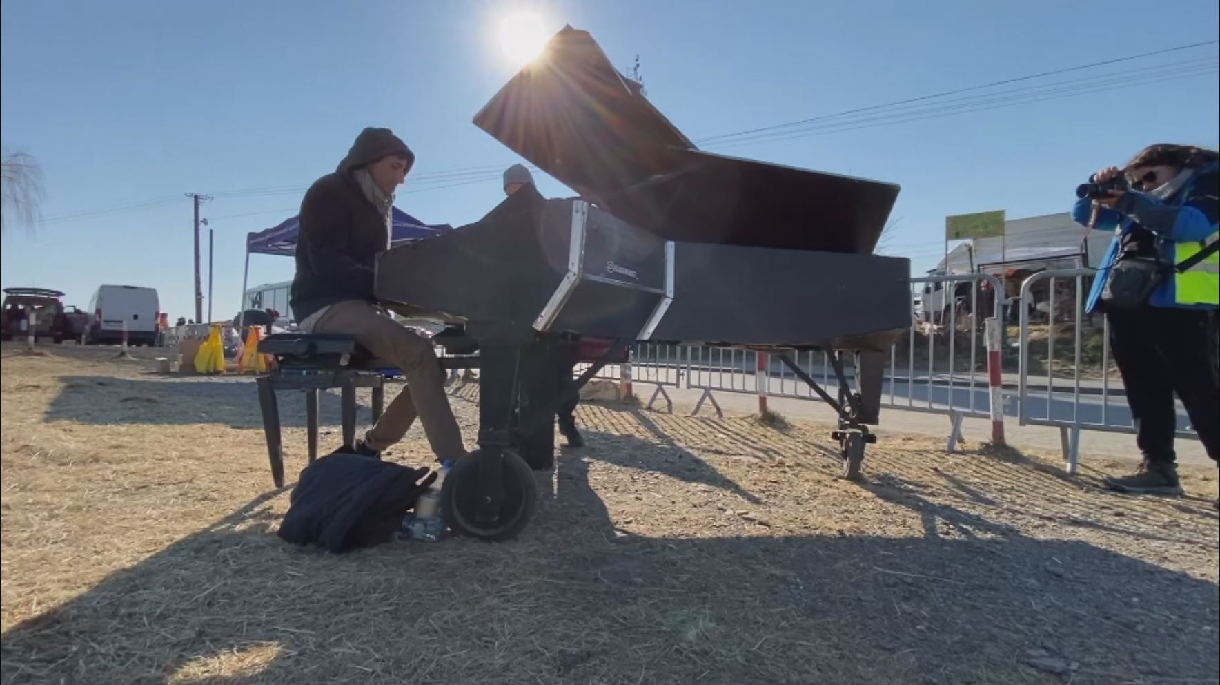 پیانۆژەنێکی ئیتاڵی بە میوزیک ئارامی بۆ ئاوارە ئۆکراینییەکان دەگەڕێنێتەوە