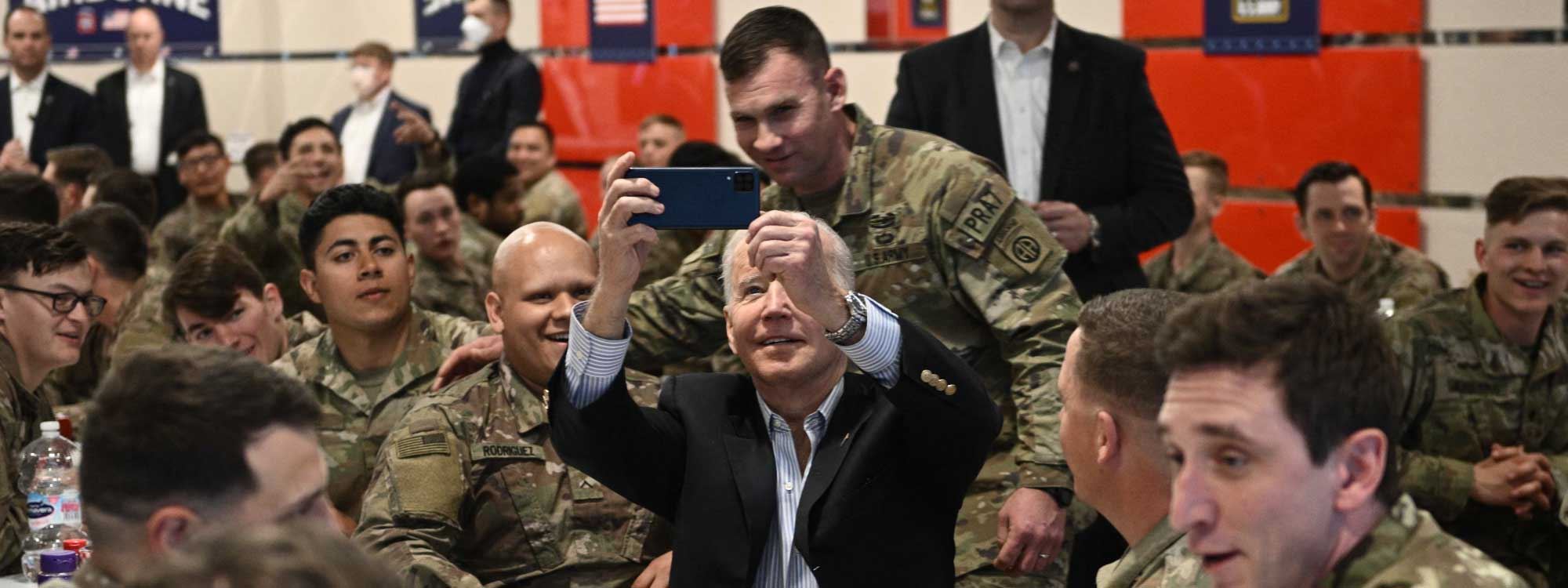 WÊNE - Biden li Polandê bi leşkerên Amerîkî re pîzza dixwe