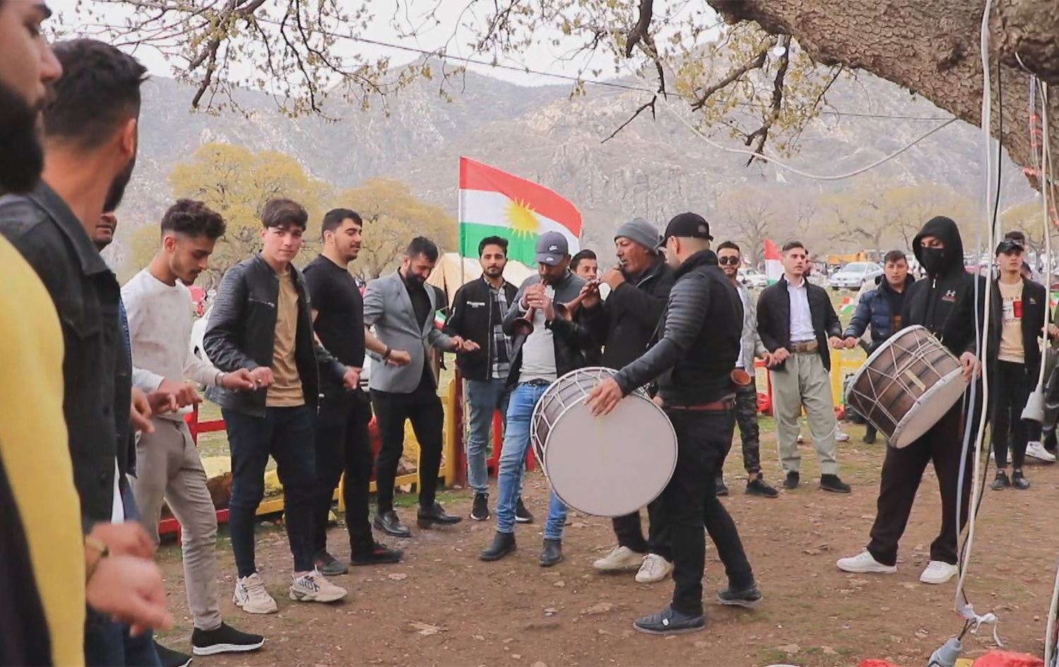 Malbata Rojavayî bi def û zirnê debara jiyana xwe dike