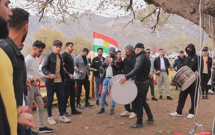 Rojavalı aile, Duhok'ta davul ve zurna çalarak geçimini sağlıyor