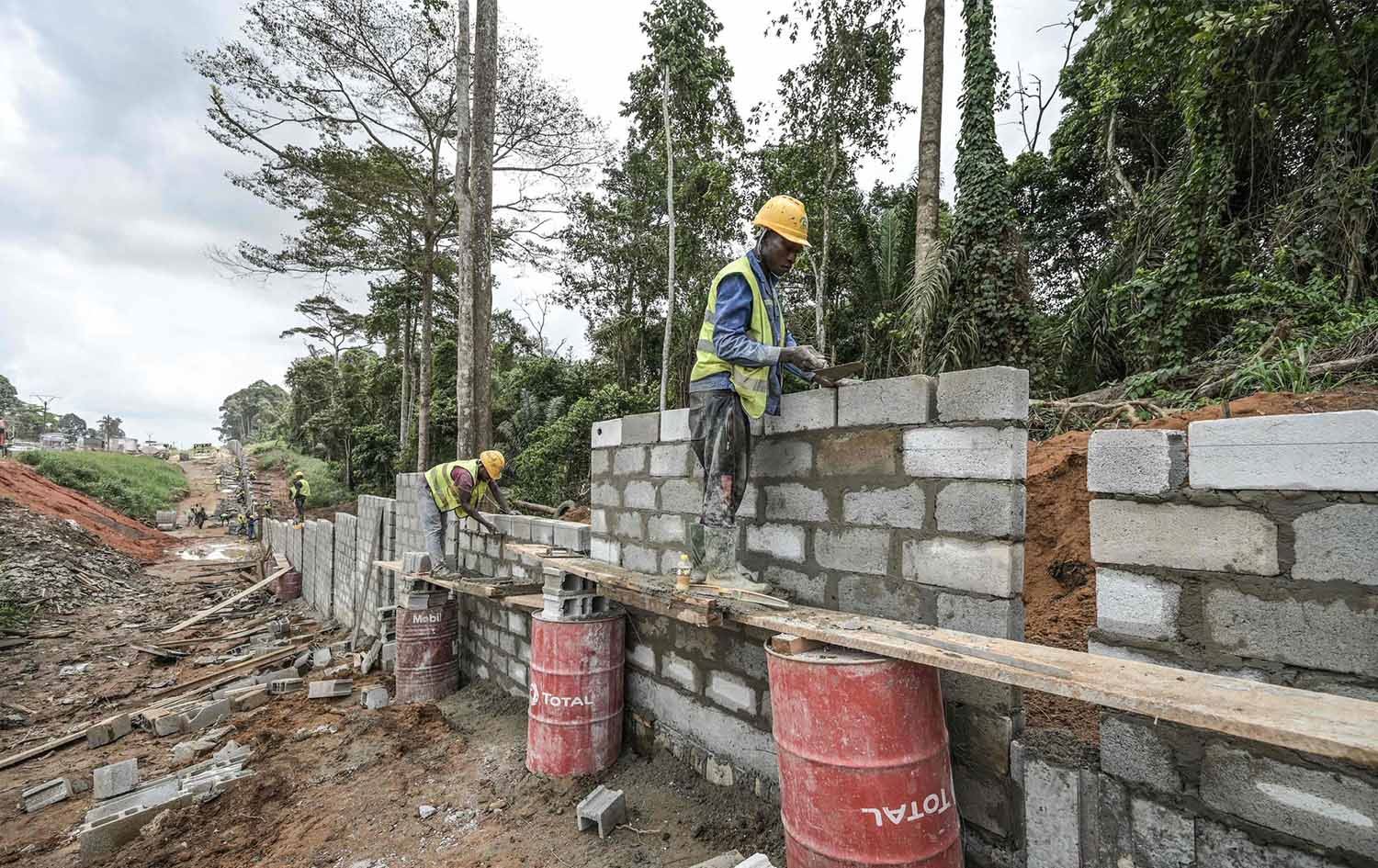 لە کۆتدیڤوار بۆ پاراستنی سرووشت دیوارێک لەنێوان شار و دارستاندا دروستدەکرێت