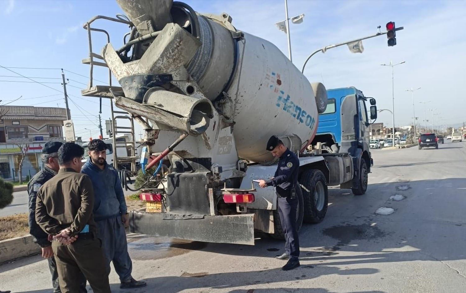 لە چوارقوڕنە هاونیشمانییەک لەکاتی پەڕینەوە بارهەڵگرێک لێی دەدات و گیان لەدەستدەدات