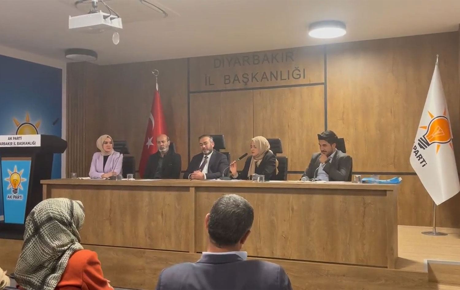 Şêwirmenda Erdogan bi Kurdî stran got