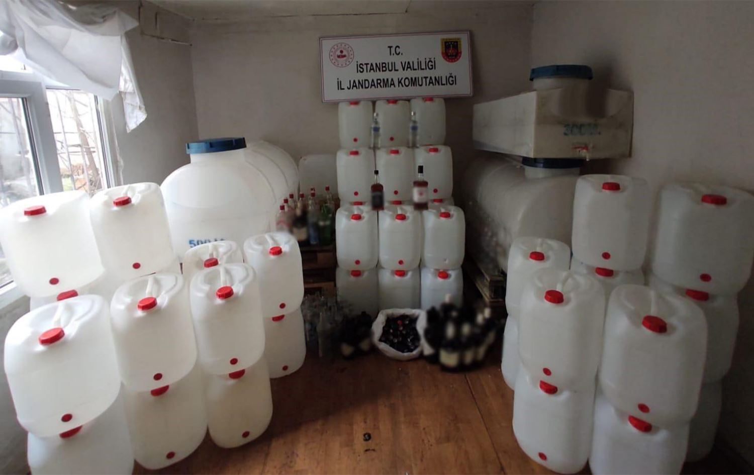 Li Stenbolê hêzên ewlekariyê dest danîn ser 4 hezar lître alkola sexte