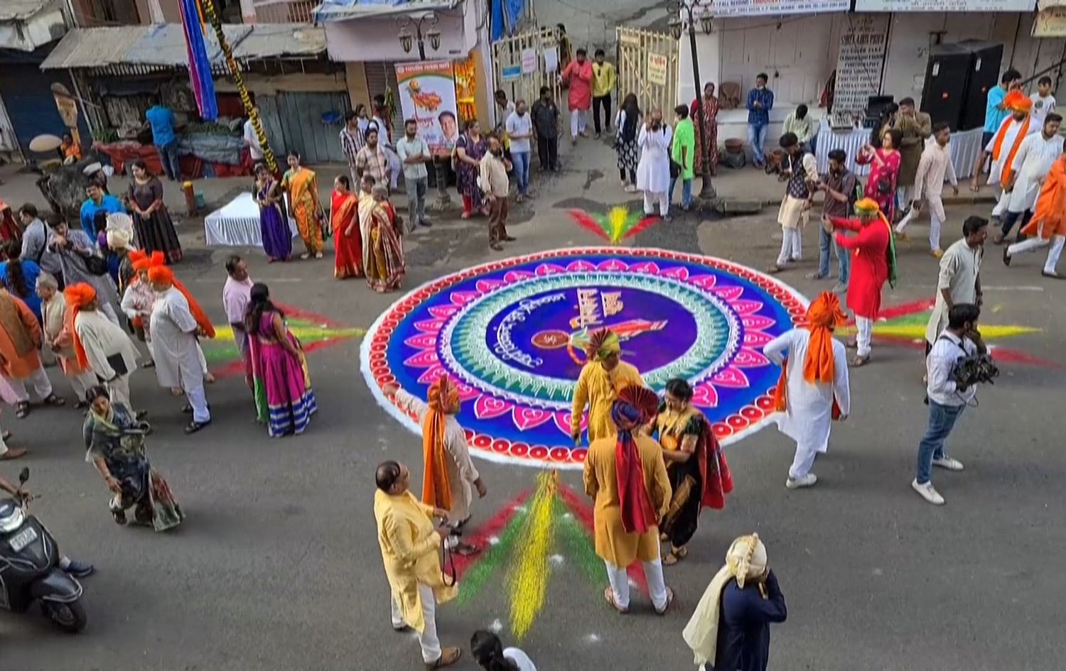 لە هیندستان بە دەهۆڵ و ئاهەنگگێڕان پێشوازی لە بەهار دەکرێت