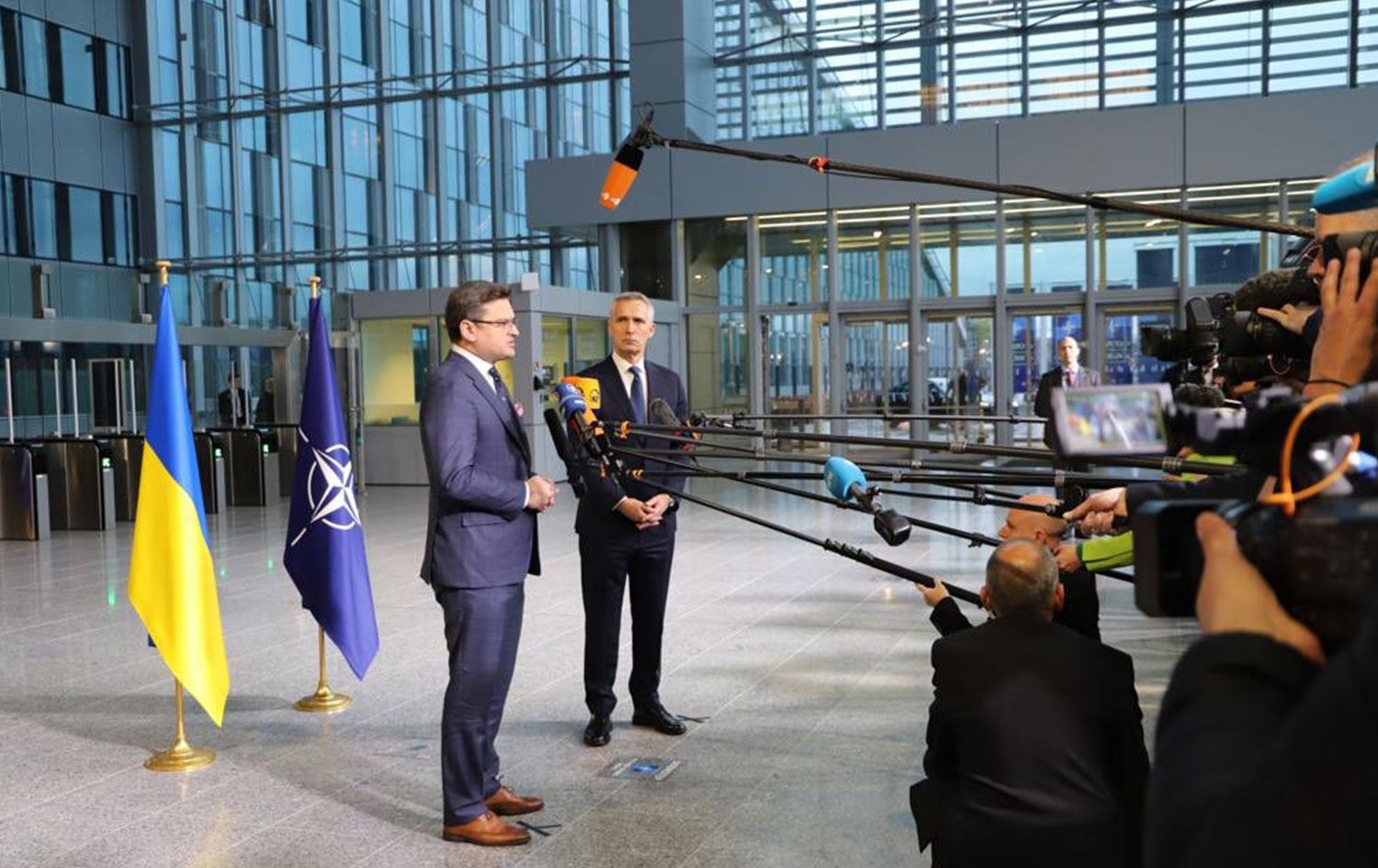 Stoltenberg ile görüşen Kuleba: Silahları tartışmaya geldim