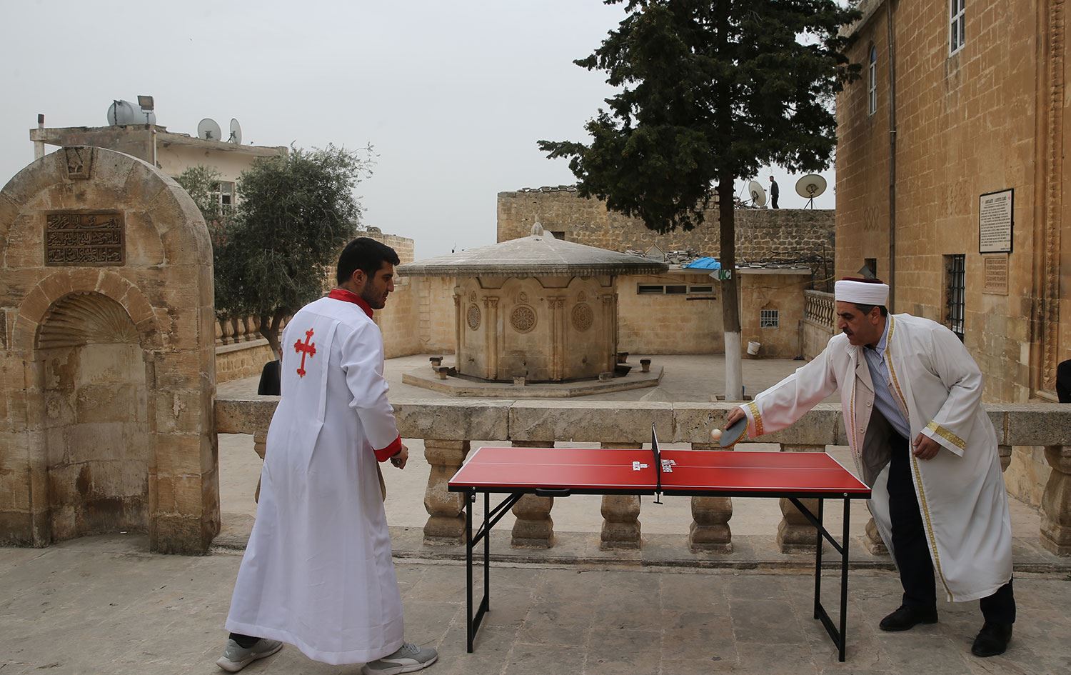 Mardin'de imam ile kilise üyesinden tenis maçı