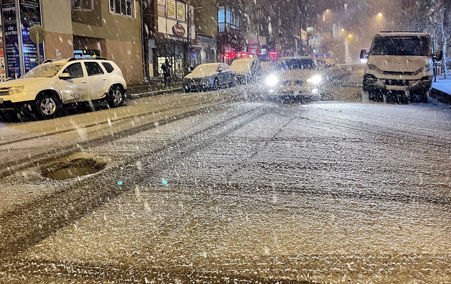 Ardahan’da önce su baskını ardından kar yağışı