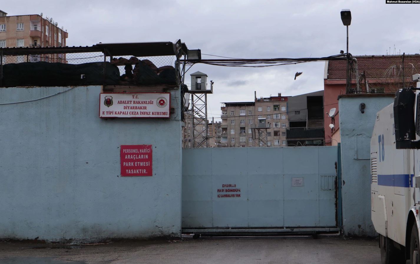 بەهۆی "ئەشکەنجەدان"ی زیندانییەک پارێزەران سەردانی زیندانی ئامەد دەکەن