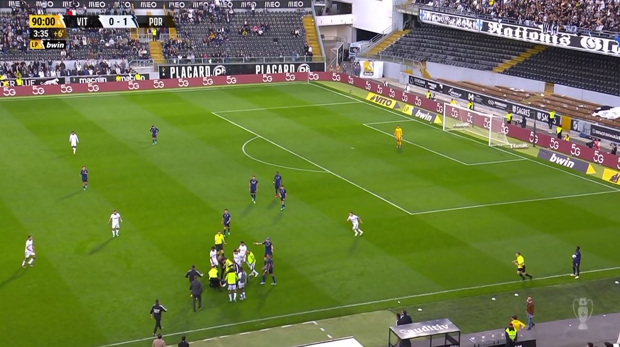 ڤیدیۆ؛ هاندەرێک بۆ لێدانی چەند یاریزانێک دەچێتە نێو یاریگە