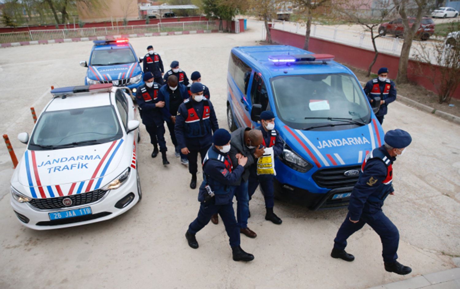 Çiftçiyi dolandırdılar, evlerinde sahte milyonlarca dolar çıktı