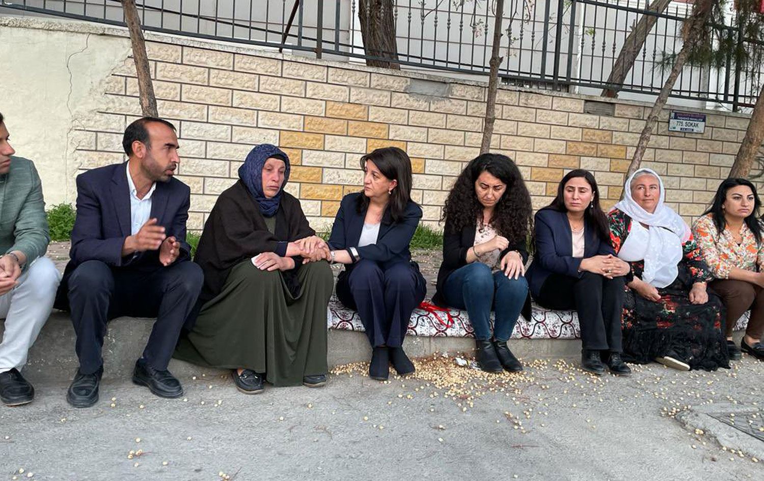 HDP heyeti Şenyaşar ailesinin Urfa Adliyesi önündeki iftarına katıldı