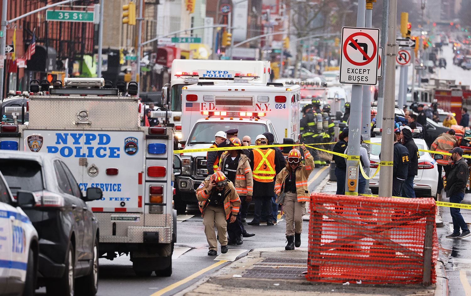 New York metrosunda silahlı saldırı: 13 kişi yaralandı