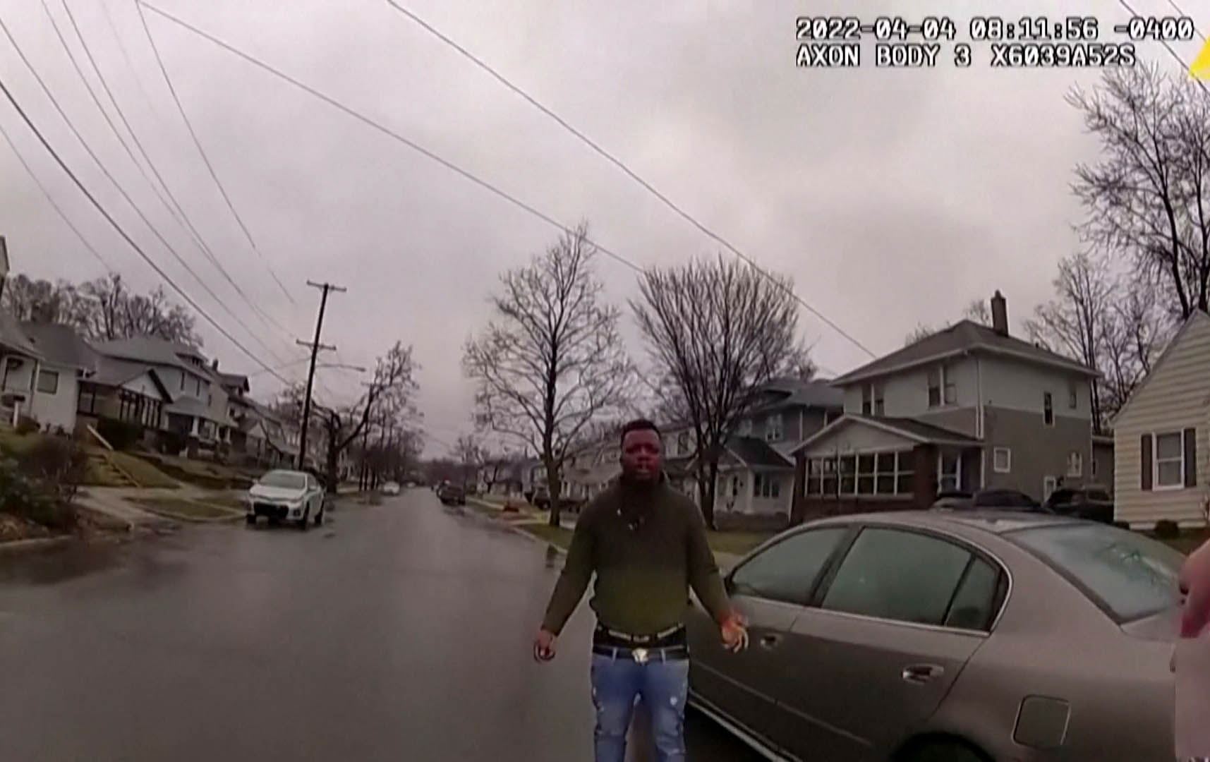 ڤیدیۆ.. لە ئەمریکا پۆلیس گەنجێکی رەشپێست دەکوژێت و ناڕەزایەتیی لێدەکەوێتەوە