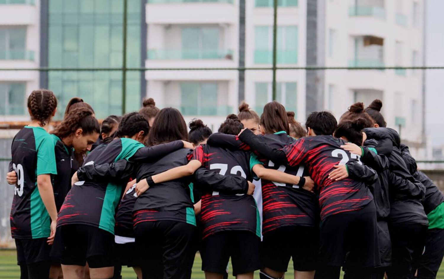 Amedsporlu 3 kadın oyuncuya 5 maçtan men, takıma da 1 maç seyircisiz oynama cezası