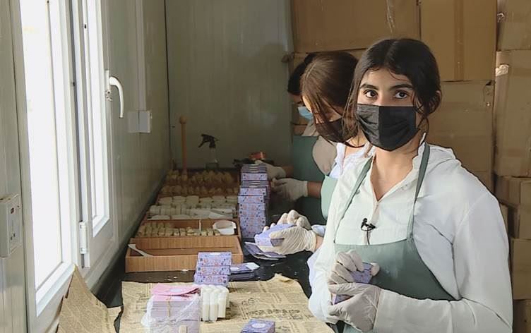 Kampta yaşayan Ezidi kızlar aloe vera sabun ve krem üretiyor