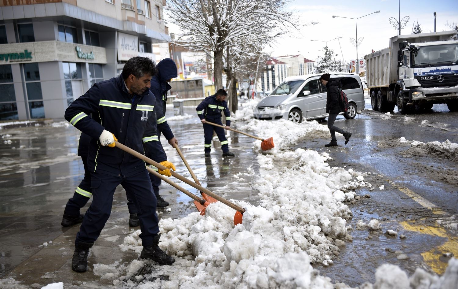 Li Erzeromê vekirina rêyan berdewam e