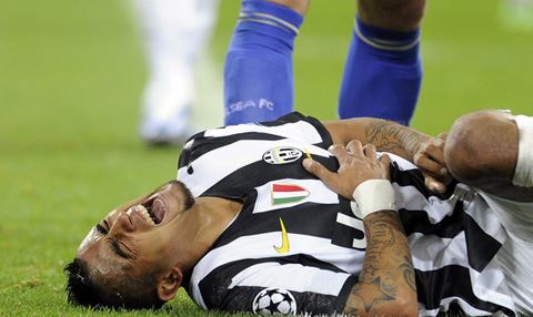 ئارتۆرۆ ڤیداڵ 20  رۆژ لە یاریگەکان دادەبڕێت