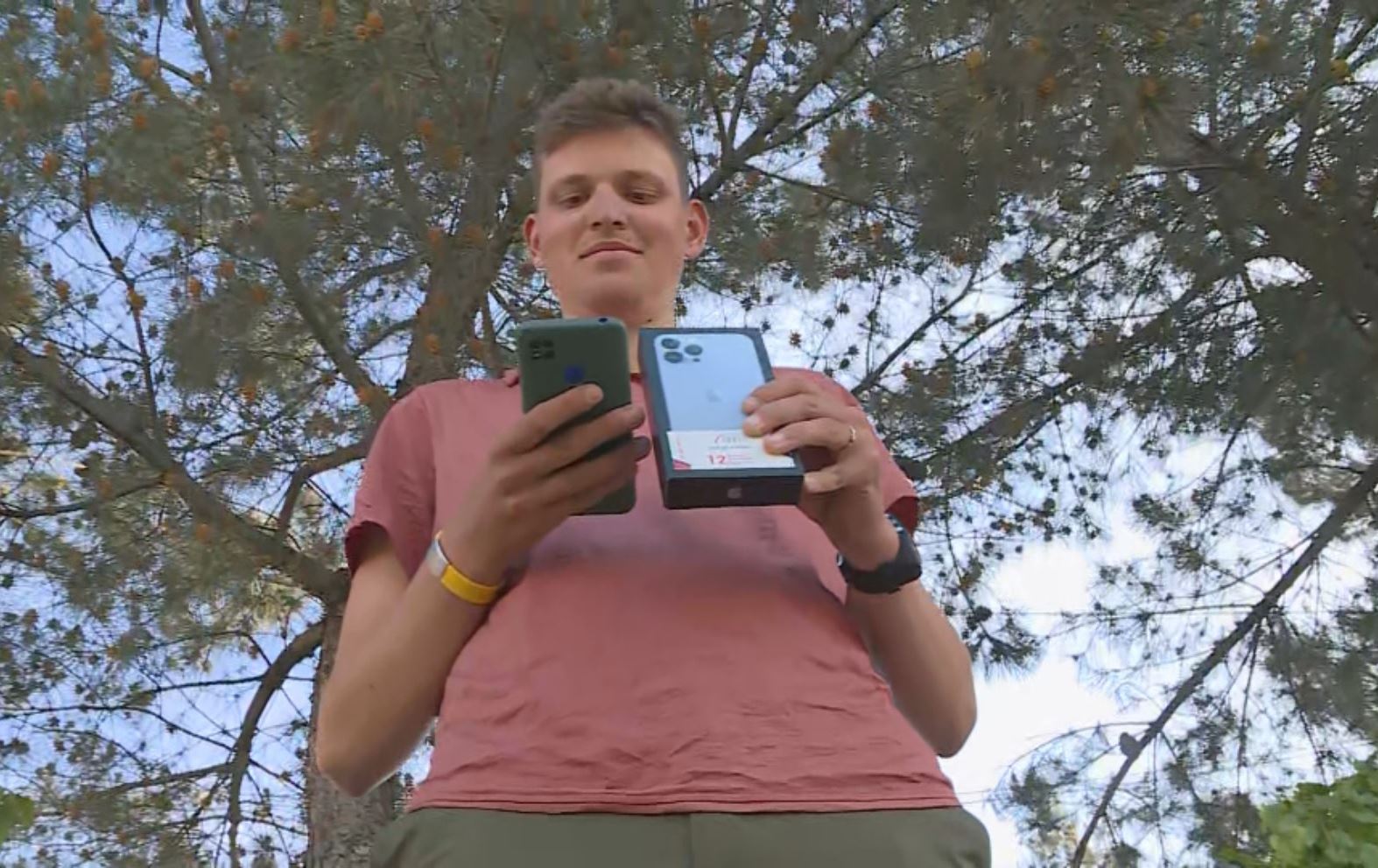 چیرۆکی ئەو گەنجە ئەڵمانییەی لە خەلیفان مۆبایلێکی رێدمینۆی لێدزرا و ئایفۆن 12یەکی پێشکێش کرا