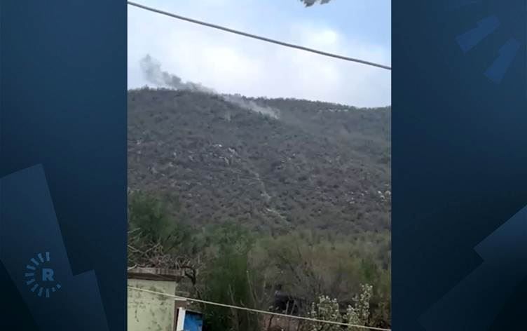 Artêşa Tirkiyê gundekî Berwarî Bala topbaran dike