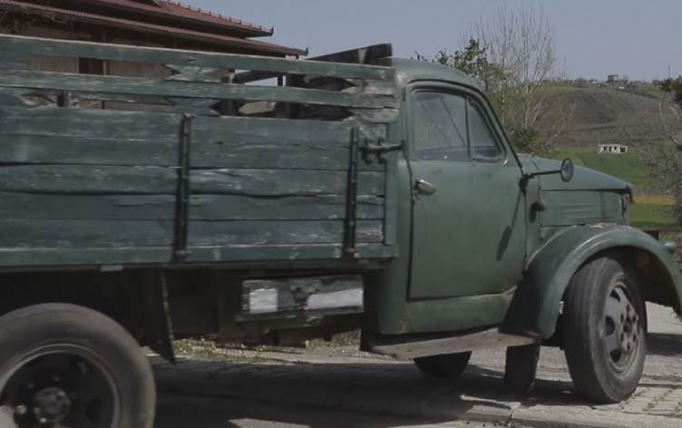 58 yıldır kamyonundan vazgeçmiyor; Zamanında gelin arabasıydı