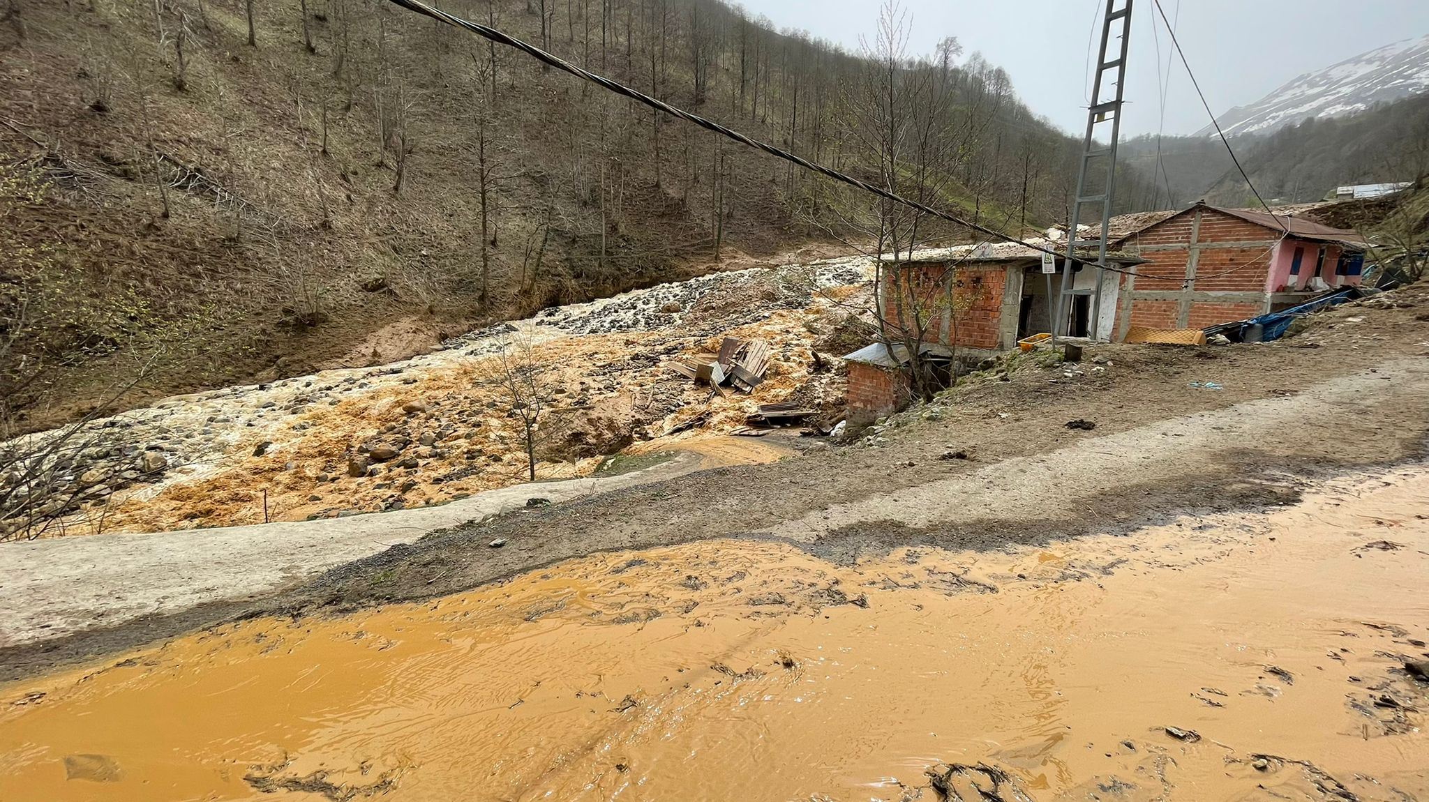 Li Trabzonê 5 avahî din ax û avê de man