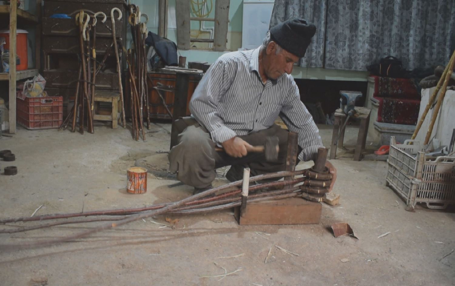 پیاوێک لە شاری شنۆ 25 ساڵە گۆچان دروستدەکات؛ بە رێکەوت فێری بووە