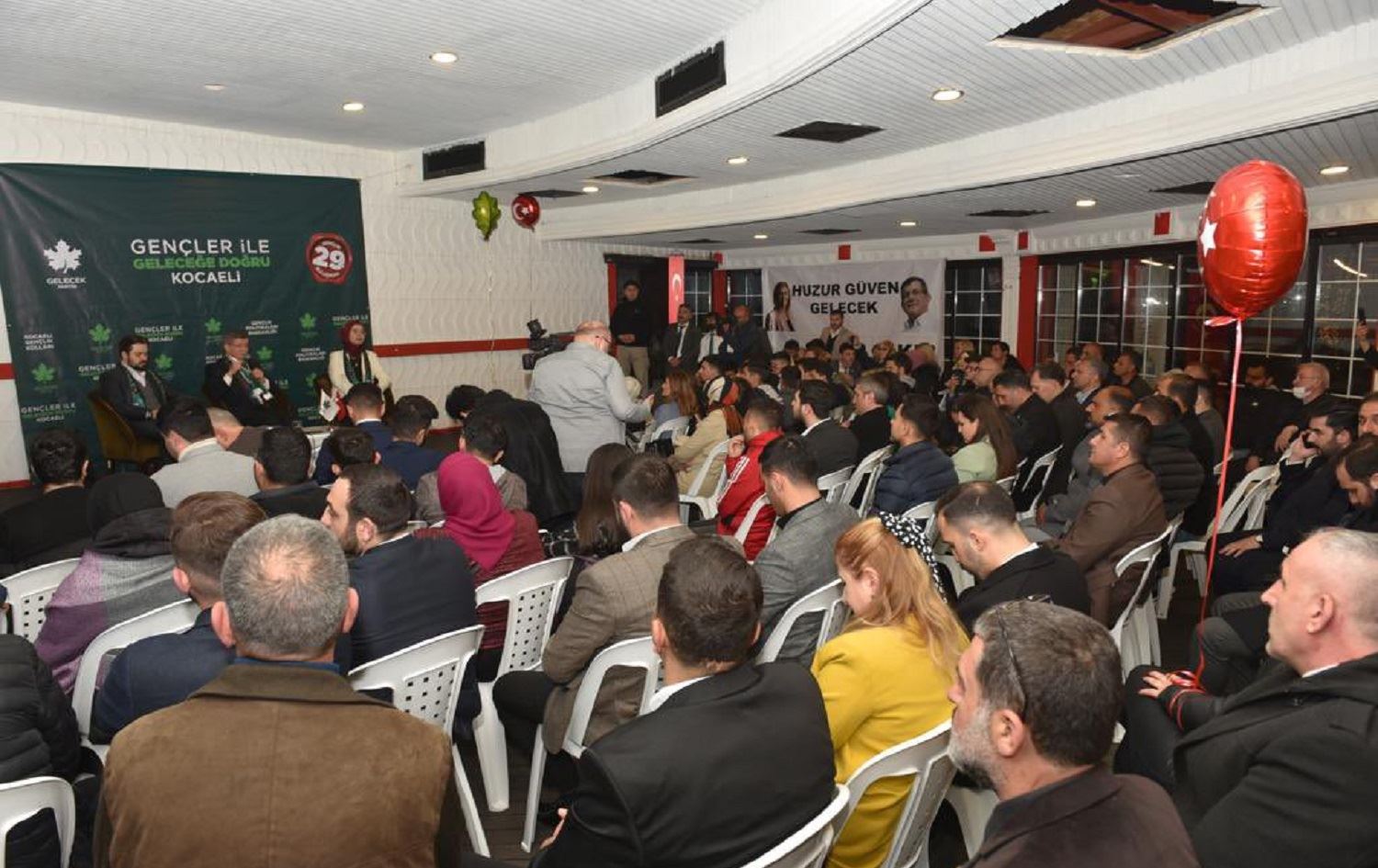 Davutoglu: Penaberên Surî bê avakirina şert û mercan nabe werin vegerandin