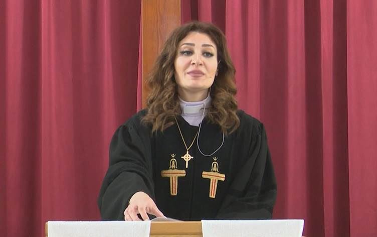 Rojava’nın ilk kadın papazı Paskalya ayinini yönetti