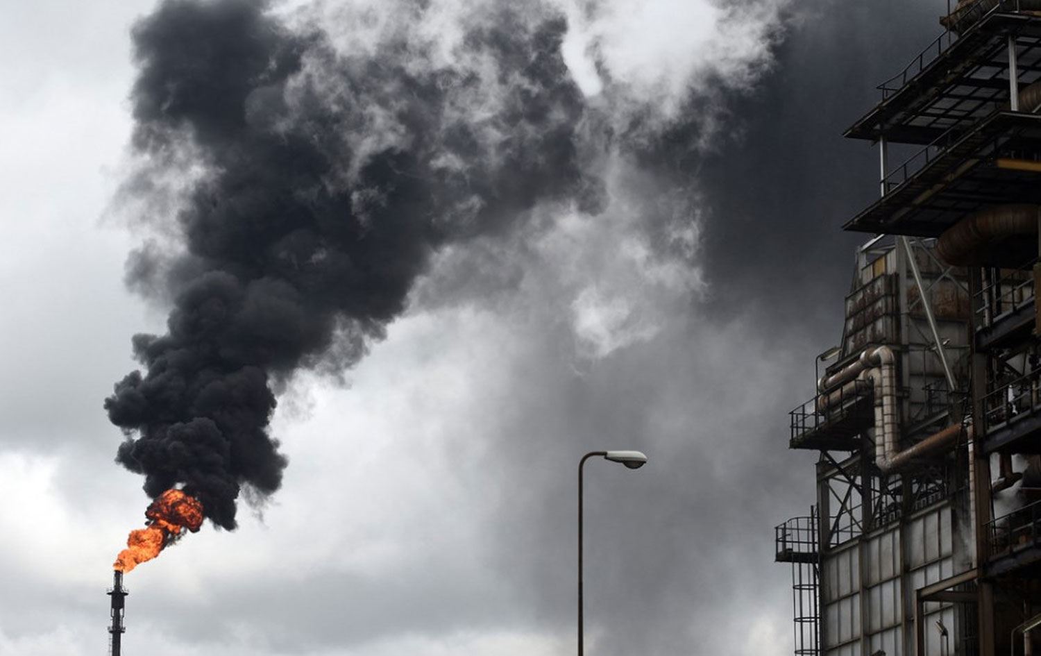 Yasa dışı petrol rafinerisinde patlama: 100 ölü