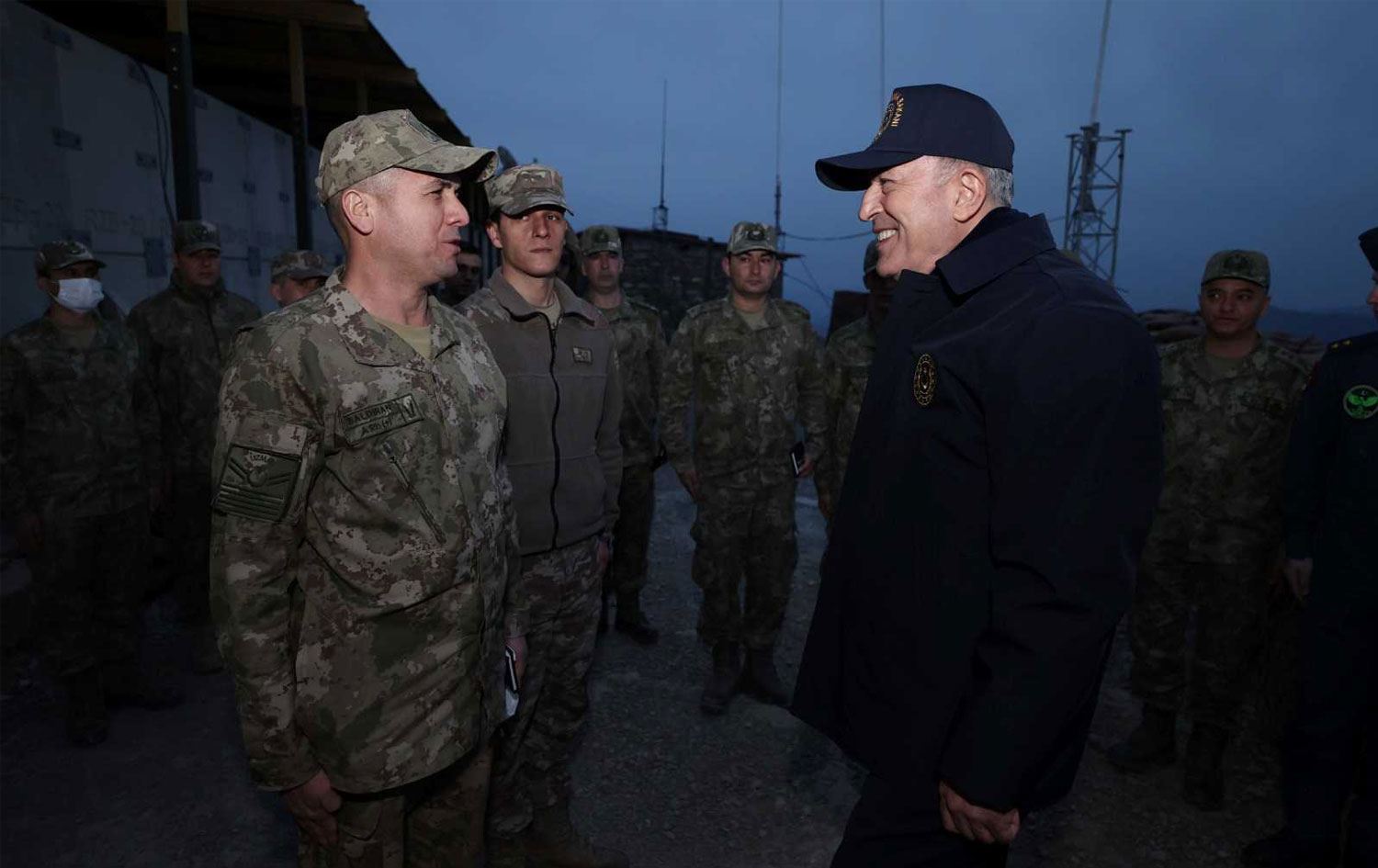 Wezîrê Berevaniya Tirkiyê li Çelê serdana xeta sînor kir