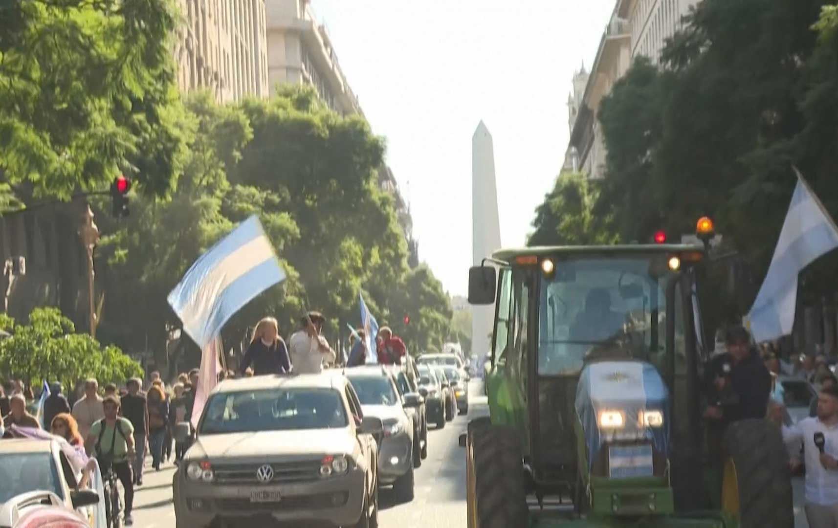 ئەرجەنتین؛ جووتیاران بە تراکتۆرەوە دژی زیادبوونی نرخی سووتەمەنی و پەین ناڕەزایی دەردەبڕن