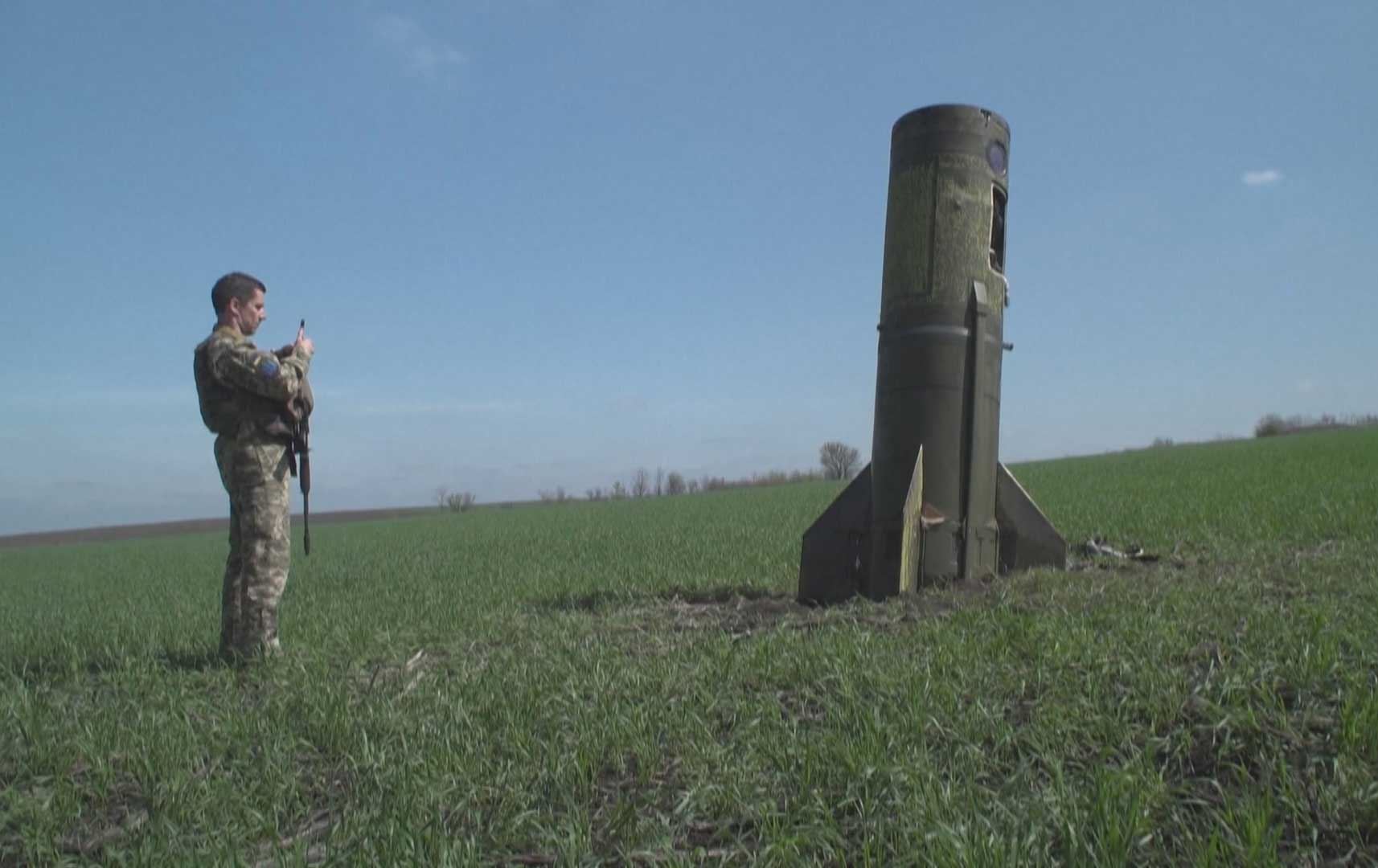 ئەفسەرێکی ئۆکراینا: رووسیا چەکی قورسی هەیە و ئێمە تەنیا تۆپ و تانک 'ئەمە بێهیوامان دەکات'