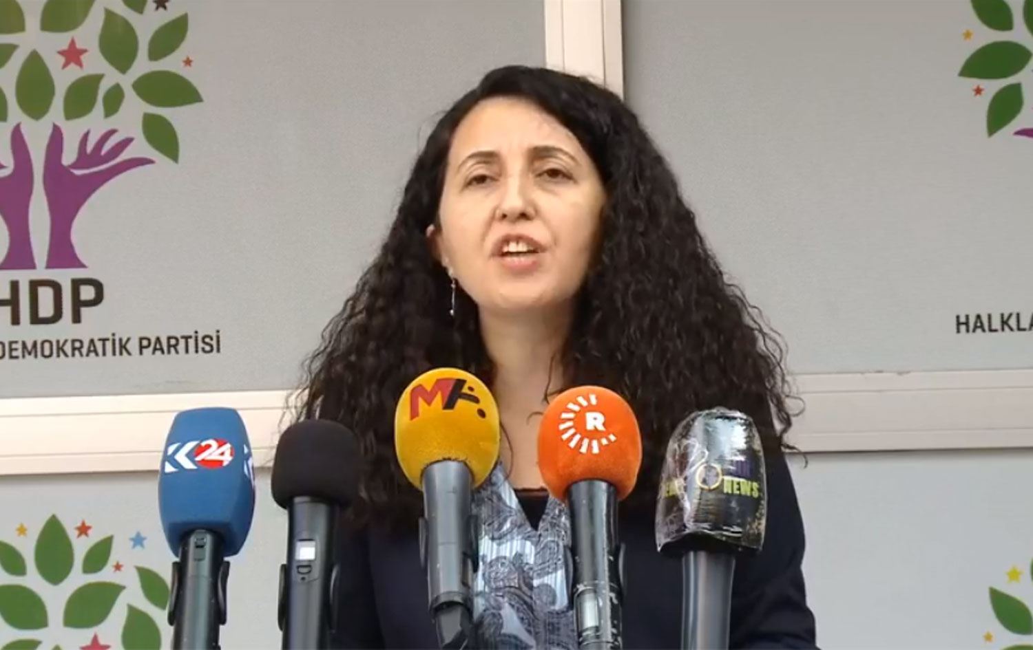 Ebru Gunay: Kurd baş dizanin bi tank û topan demokrasî nayê